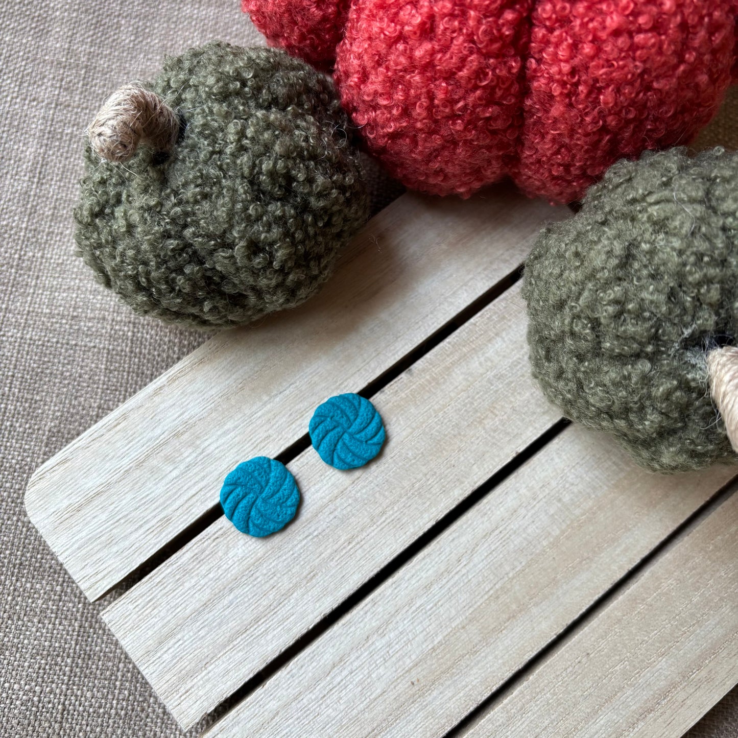 Large knot studs