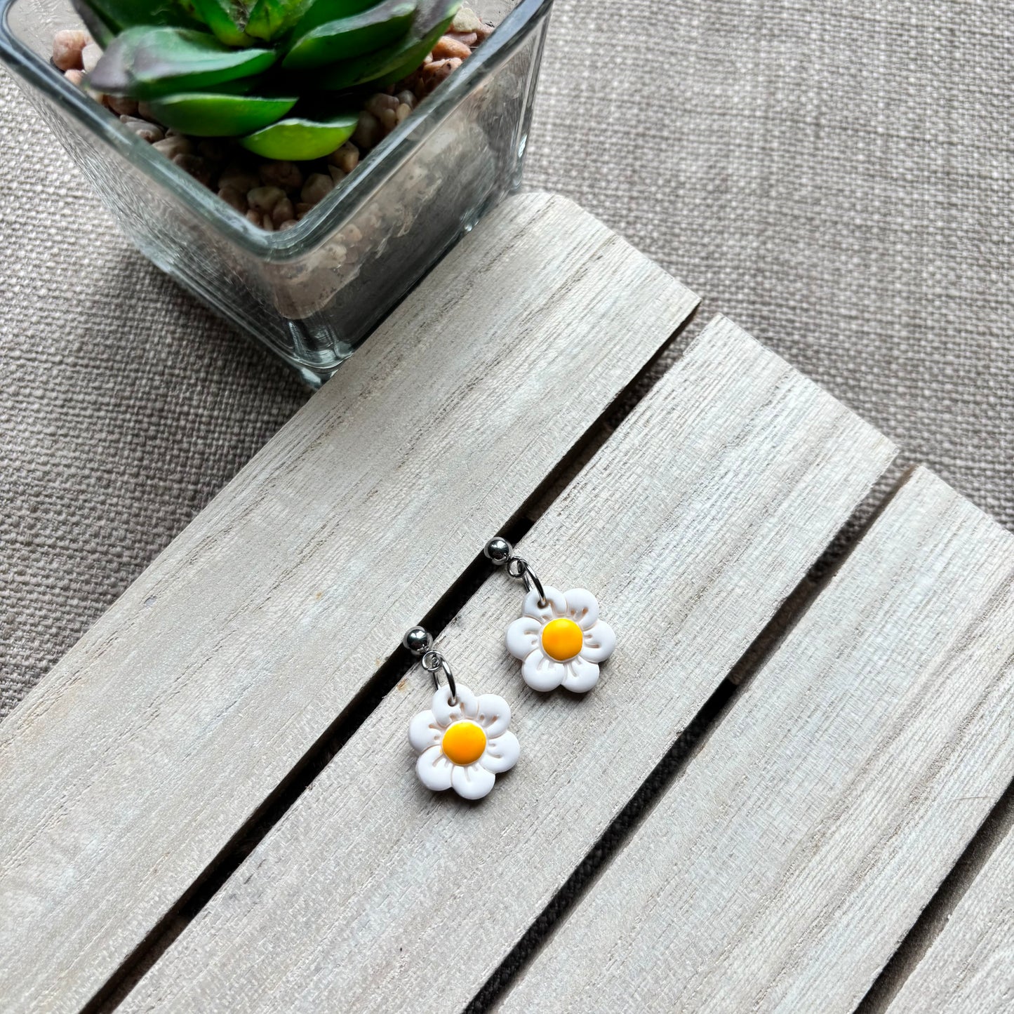 Daisy stud drops
