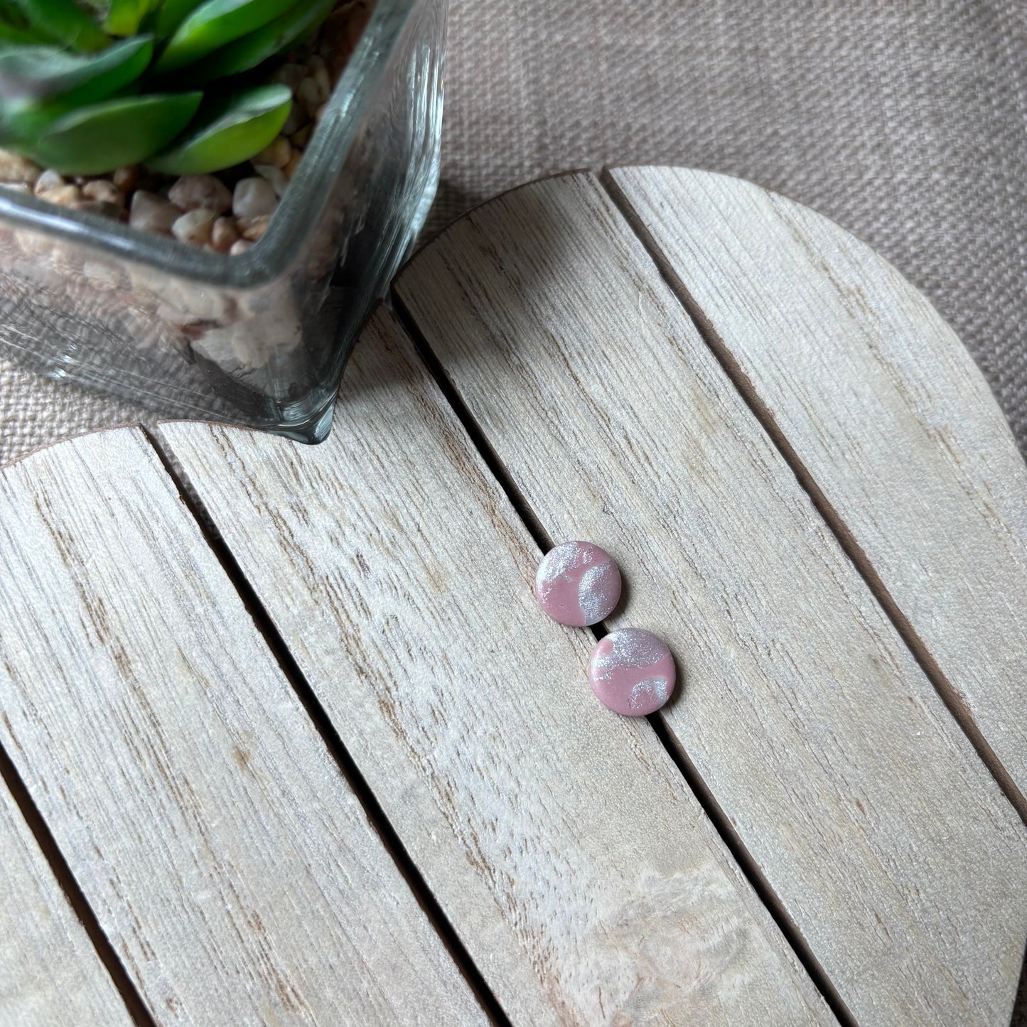 Round studs