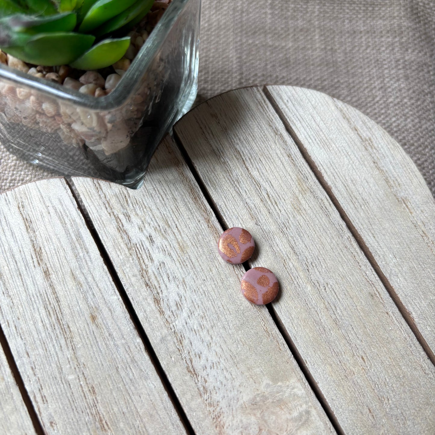 Round studs