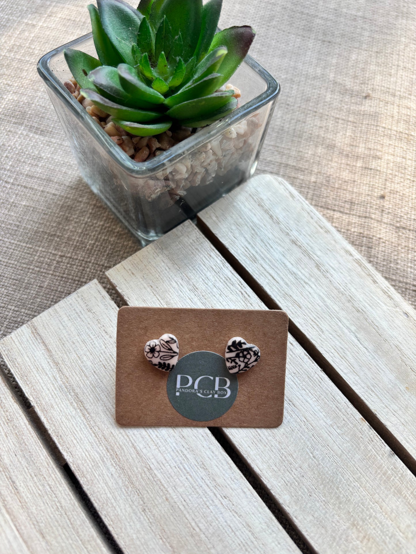 Floral studs nude