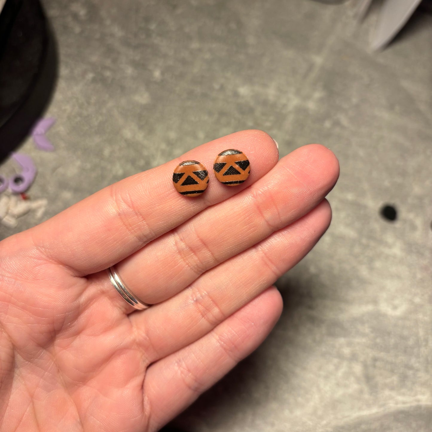 Round studs